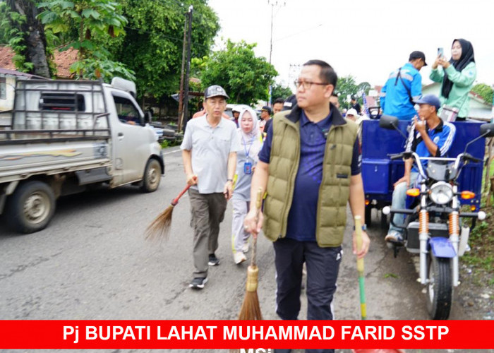 Ada Apa Pj Bupati Lahat Muhammad Farid Bawa Sapu Lidi dan Serokan di Jalan Kota Lahat?