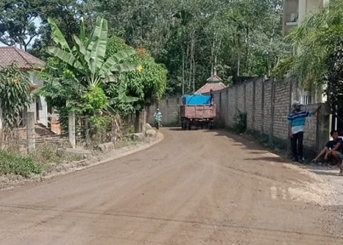 Truk Batubara Dilarang Melintas di Jalan Desa Gunung Kembang 