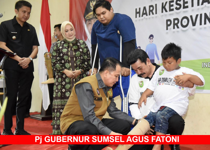 Pj Gubernur Sumsel Agus Fatoni Bersama Pj Ketua TP PKK Tyas Fatoni Salurkan Bantuan Penyandang Disabilitas