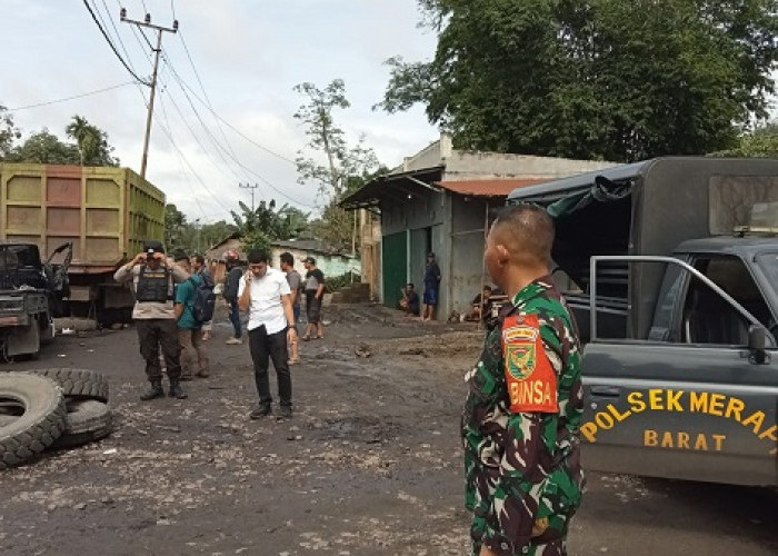Babinsa Koramil 405-02/Merapi Bantu Evakuasi Korban Kecelakaan Mobil di Merapi Timur