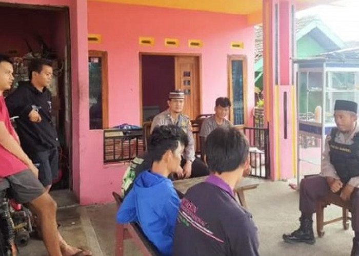 Bersama Warga Desa Tanjung Aur, Polsek Kikim Tengah Laksanakan Jumat Curhat