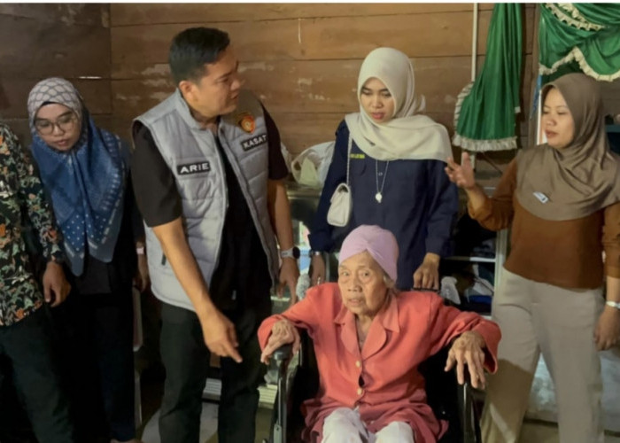 Sat Intelkam Polres Lahat Jalankan Program GEBRAKAN, Salurkan Kursi Roda dan Sembako untuk Warga Lansia