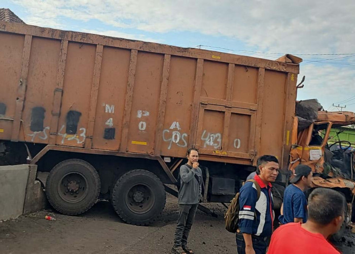 Inilah Penyebab Kemacetan Panjang Kendaraan di Merapi Timur Lahat, Kecelakaan Angkutan Batubara