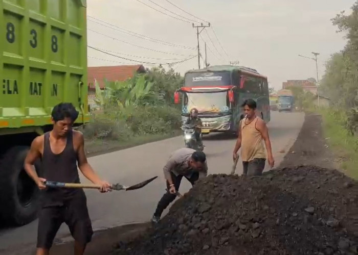 Personel Polsek Merapi Dan Warga Sigap Bersihkan Tumpahan Batubara, Transportir Belum Ada Yang Tanggung Jawab