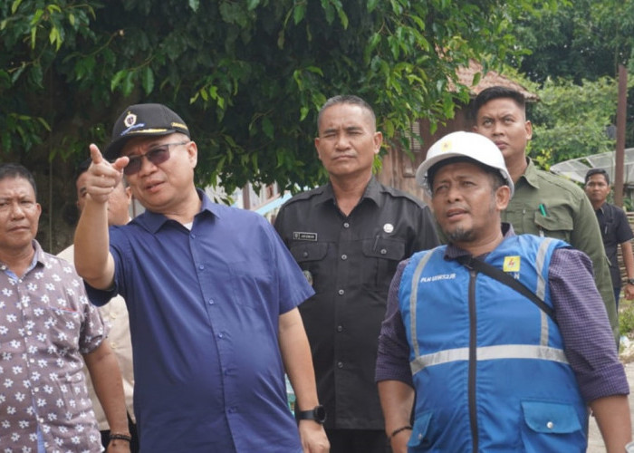 Respon Cepat Keluhan Warga, PLN Ganti Tiang Kabel Yang Melintas Sungai Komering