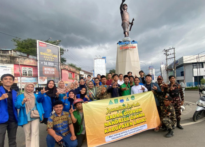 Badan Otonom PC Nahdlatul Ulama Kabupaten Lahat, Berbagi Takjil, di Tugu Si Pahit Lidah, Pasar Lematang