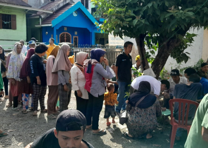 Sampai Rela Antri Warga Kota Baru Sambut Kehadiran Cawabup Lahat Widia Ningsih SH MH