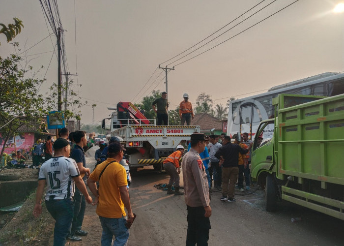 Dump Truck dan Bus PT AMM Terlibat Kecelakaan di Desa Kebur, Dua Pengemudi Dilarikan ke Fasilitas Kesehatan