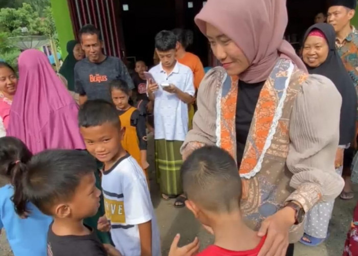 Momen Wakil Bupati Lahat Terpilih Widia Ningsih di Serbu Anak-Anak Kikim