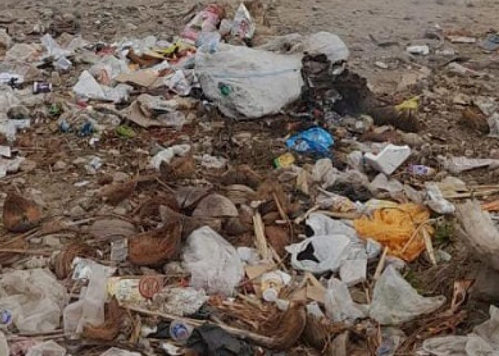 Sampah Berceceran di Pinggir Sungai Kikim