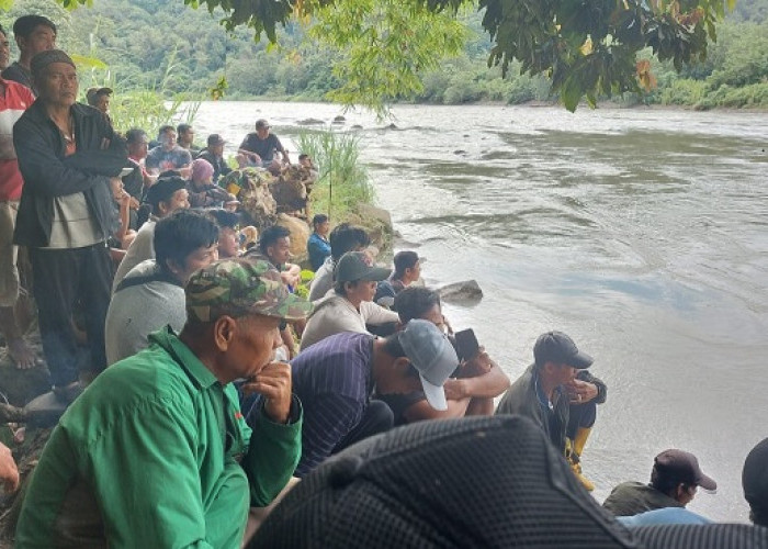 Warga Ikut Menyelam Cari Korban Tenggelam di Sungai Lematang