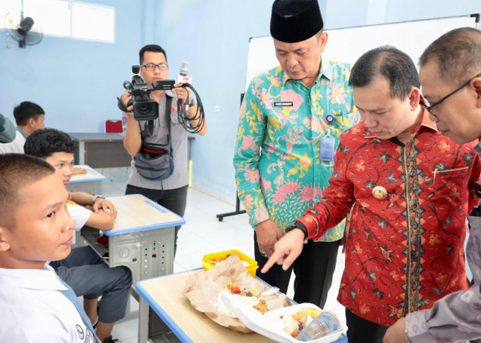 Pj Gubernur Elen Setiadi dan DPR RI Tinjau Simulasi Program Makan Bergizi Gratis di SMK Negeri 2 Palembang