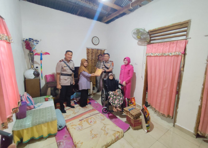 Gebrakan Sat Intelkam Polres Lahat, Salurkan Kursi Roda dan Sembako untuk Lansia Lumpuh di Hari Bhayangkara ke