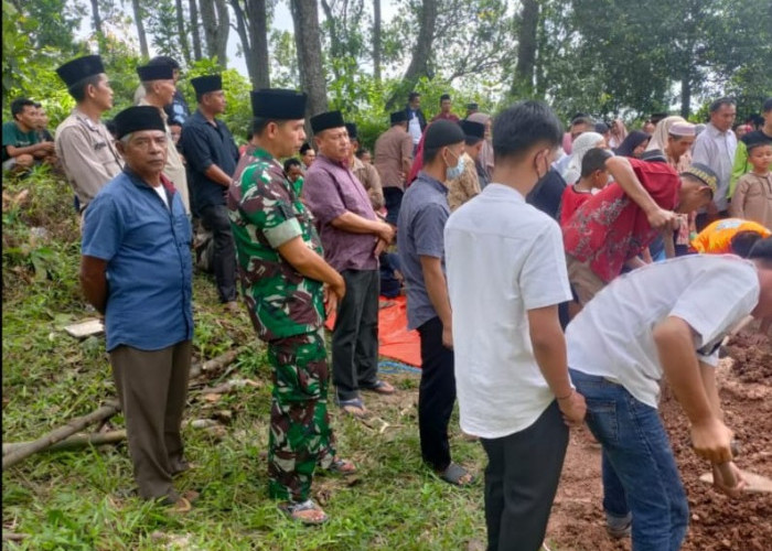 Babinsa Koramil 405-02/Merapi Hadiri Takziah dan Pemakaman Warga Arahan