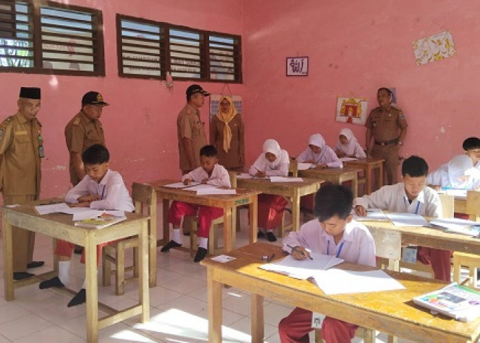 Camat Tanjung Sakti Pumi Meninjau Hari Pertama Pelaksanaan Ujian Nasional SD