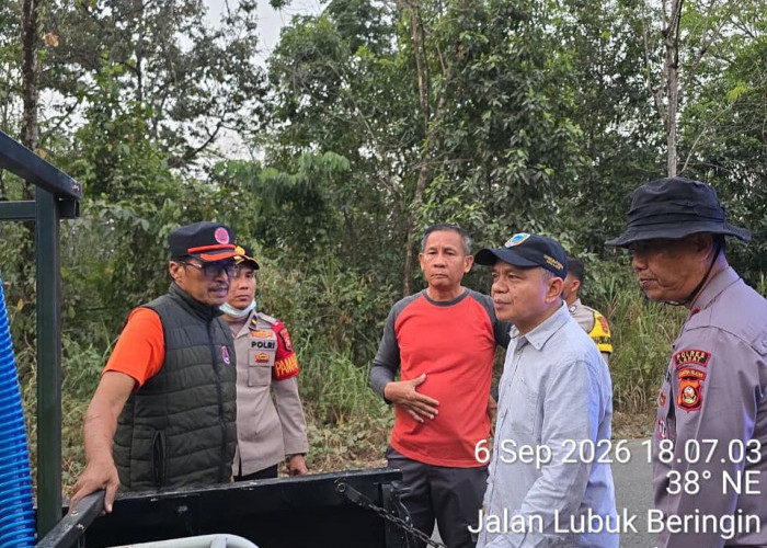 Polres Lahat Kerahkan Mobil Suplai Air Bantu Pemadaman Kebakaran