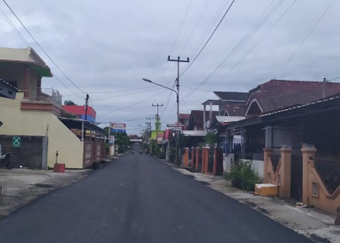 Cik Ujang Mengaspal Jalan di Perumnas Bandar Jaya   