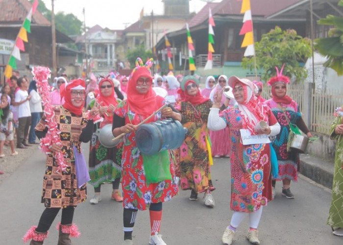 Pawai Baris Berbaris Ibu-Ibu Cantik Kelurahan Pasar Bawah