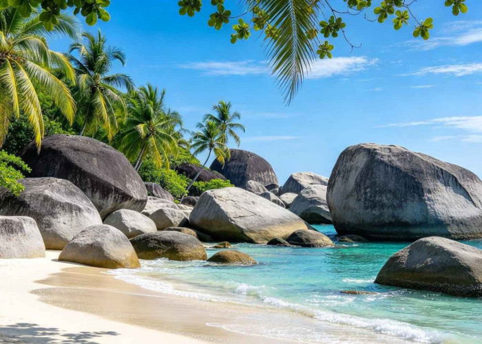 Pantai Tanjung Tinggi Belitung Memikat Wisatawan dengan Batu Granit Raksasa dan Air Laut Jernih