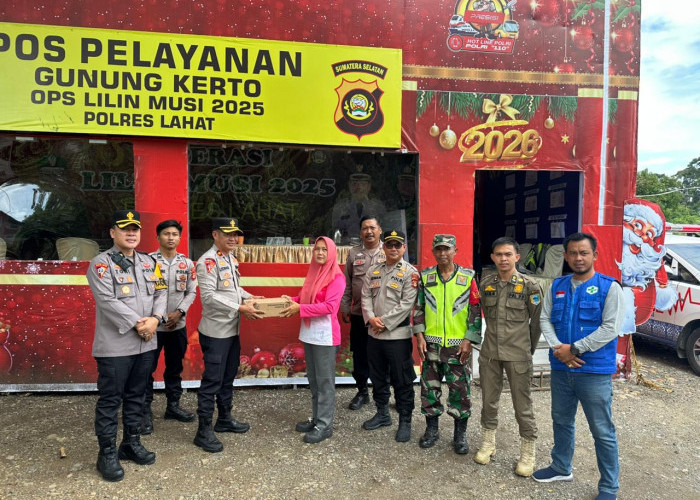 Pengecekan Pos Pam da Pos Yan Nataru di Gunung Kerto, Waka Polres Lahat Beri Bantuan Makanan