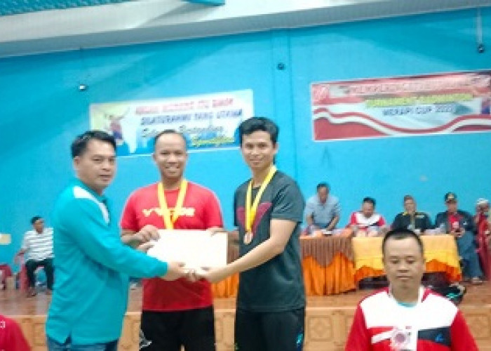 Kapolsek Merapi Juara 1 Turnamen Bulutangkis Merapi Cup 2022