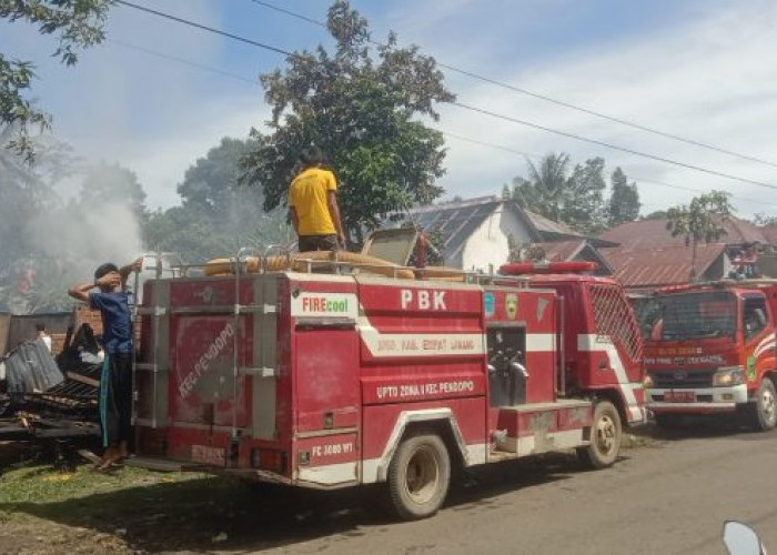 Kebakaran Hebat Hanguskan Tiga Rumah Warga di Empat Lawang