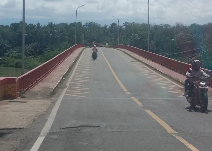 Jembatan Merah Bungamas Bersinar, Destinasi Malam Kikim Timur Kini Semakin Memukau