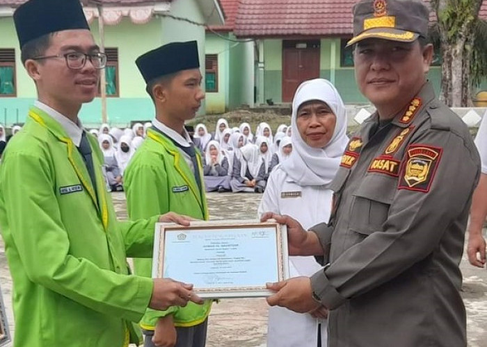 Pemberian Sertifikat Tingkat Aliyah Dalam Ajang Myres Madrasah se-Indonesia 