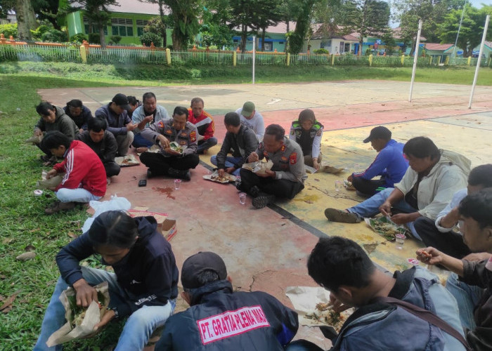 Bersama Tukang Ojek, Kapolres Kota Pagar Alam Makan Nasi Bungkus di Pinggir Jalan