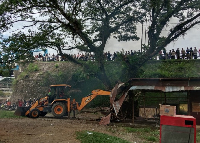 Warga Tanjung Payang Bantu Bongkar Bangunan Cafe Remang-remang di Pinggir Sungai Lematang Lahat