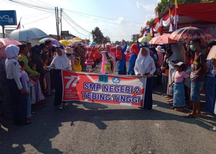 Ribuan Warga Empat Lawang Padati Jalan Lintas Sumatera Nonton Karnaval Pembangunan