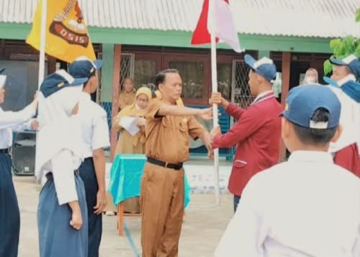 SMP Negeri 1 Merapi Timur Lantik Pengurus OSIS Baru, Sapirman Tekankan Pentingnya Karakter dan Kepemimpinan