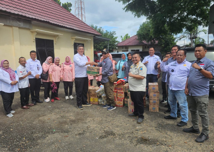 Peduli Sesama, Forum Kades Merapi Timur Salurkan Bantuan Kepada Korban Banjir Bandang Kabupaten Lahat