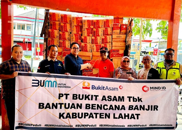 PT Bukit Asam Tbk Salurkan Bantuan untuk Warga Terdampak Banjir Sungai Lematang Lahat