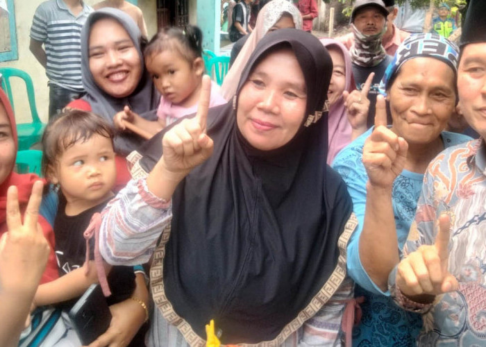 Yulius Maulana Disayang Emak-emak, Berdesakan Ingin Foto Bersama Paslon 1 Lahat YMBM