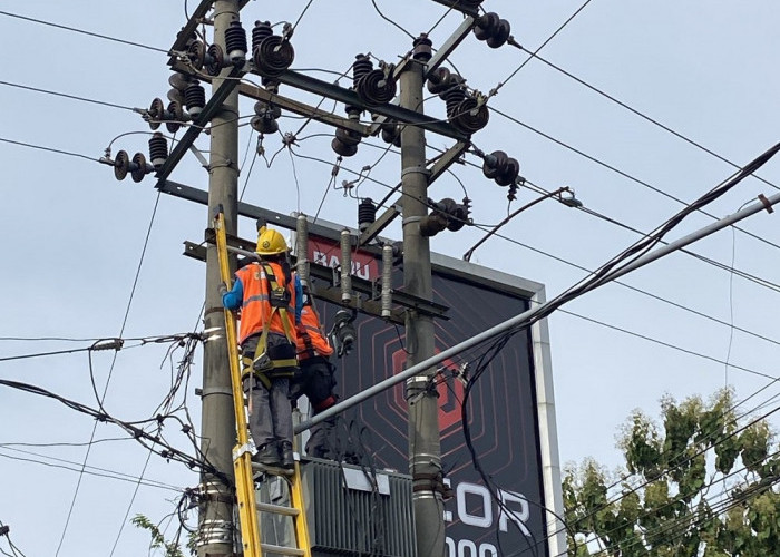 PLN ULP Baturaja Gerak Cepat Perbaiki Listrik Akibat Gangguan pada Peralatan Gardu