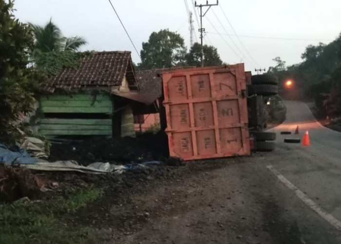 Angkutan Batubara Terbalik Kenai Rumah Warga di Merapi Lahat, Sopir Kabur