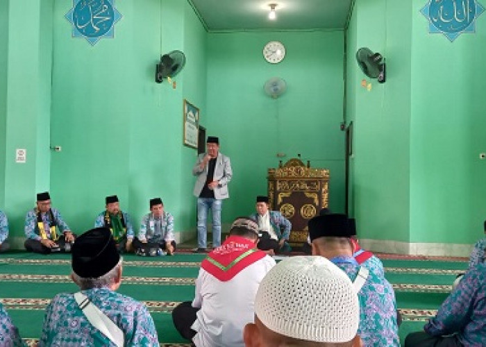 Bupati Lahat Cik Ujang Kunjungi Jemaah Haji Lahat di Asrama Haji