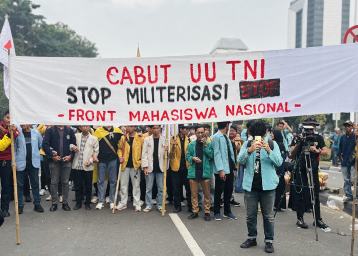 Aliansi Mahasiswa Menggelar Aksi Demonstrasi pada Satu Tahun Pemerintahan Presiden Prabowo