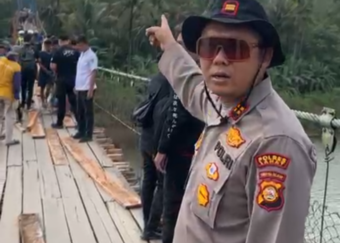 Bentuk Nyata Kepedulian, Polsek Merapi Barat Rehab Jembatan Gantung Negeri Agung 