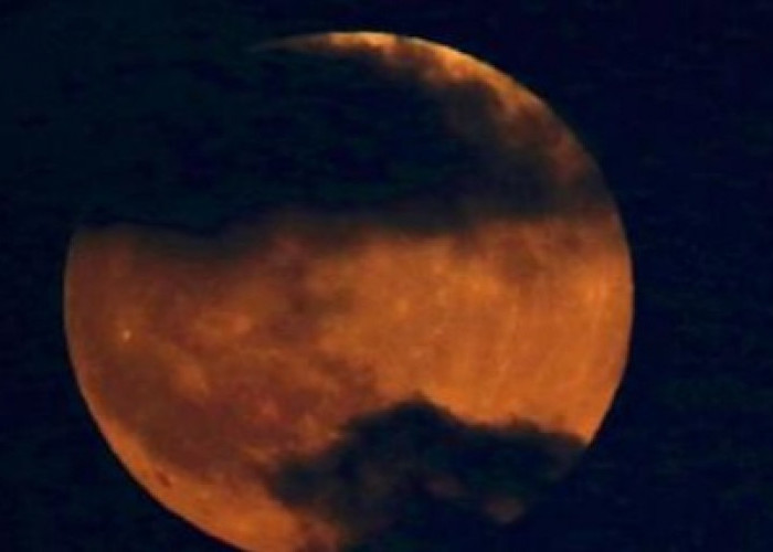Gerhana Bulan Total Sore ini Menjelang Magrib  