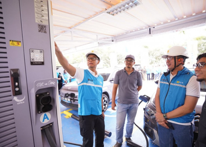 Antisipasi Lonjakan EV selama Periode Nataru, Dirut PLN Tinjau Kesiagaan SPKLU di Berbagai Titik Krusial