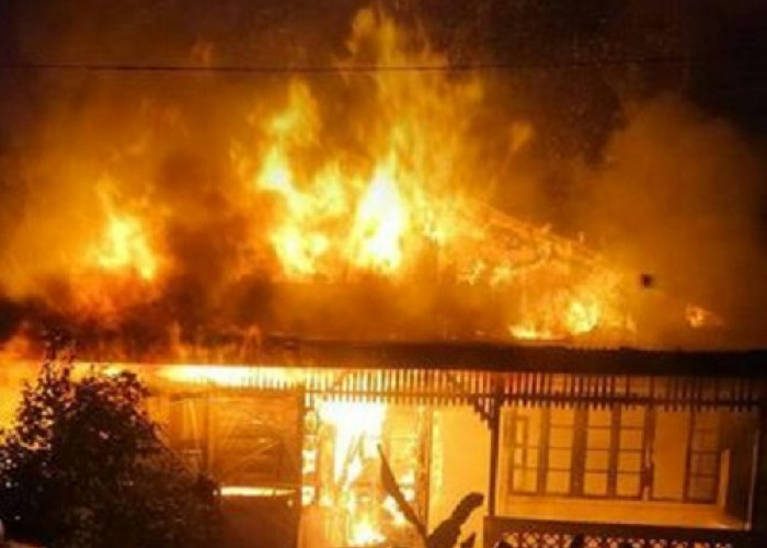 Rumah Pedagang Sate Hangus Terbakar di Kota Lahat