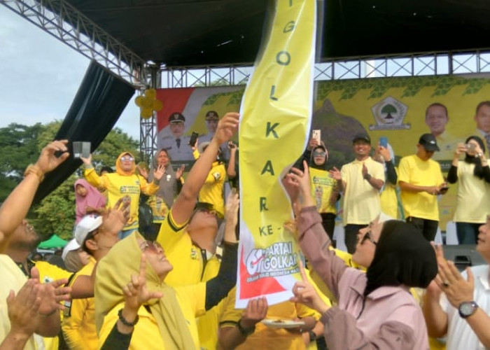 Jalan Sehat Partai Golkar Lahat Bertabur Hadiah, Peserta Rela Menunggu Hingga Terik Matahari