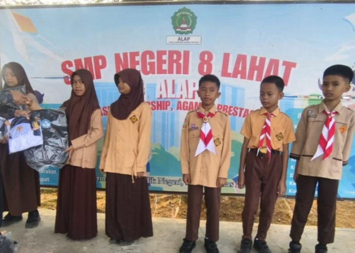 Asyik! 144 Siswa Kelas 7 SMPN 8 Lahat Terima Bantuan Seragam dari Pemkab Lahat