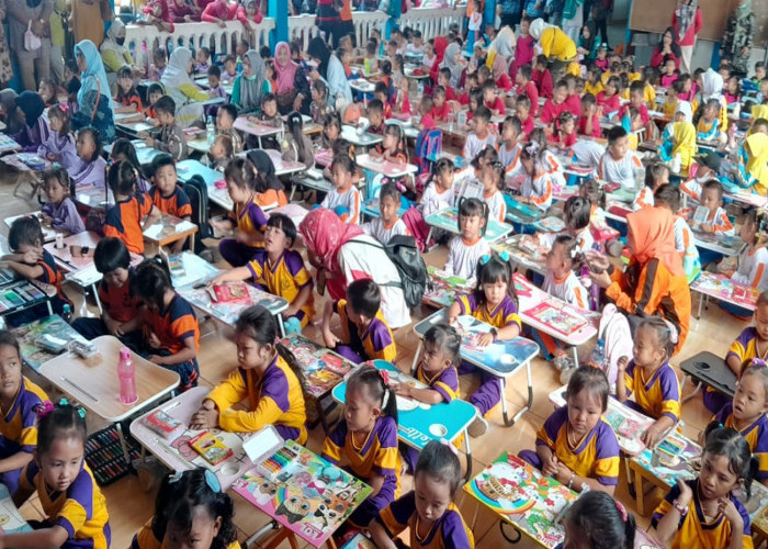 Lihat Semangat Adik adik TK PAUD, Lomba Mewarnai Kertas Koran Lahat Pos, Camat Merapi Barat Kaget