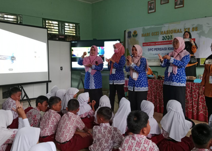 Tim Edukator Gizi DPC PERSAGI Kabupaten Lahat Ajarkan Siswa Cara Cuci Tangan Sebelum Makan