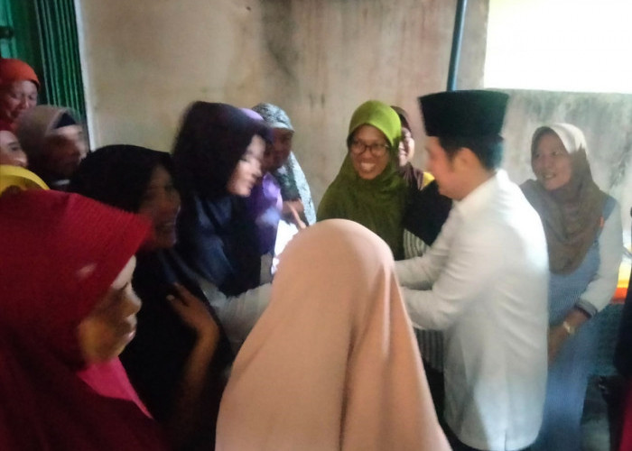 Calon Bupati Lahat Yulius Maulana Disambut Warga Desa Pagar Jati Kikim Selatan, Hadiri Undangan Acara 40 Hari