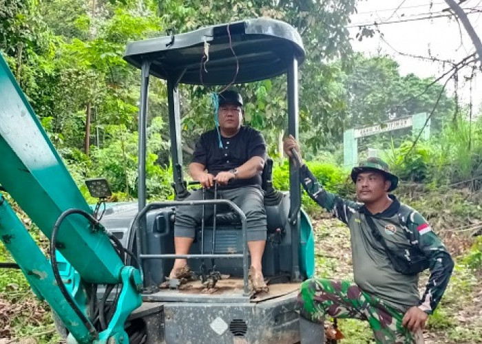 Pemdes Sirah Pulau Bersama Babinsa Gotong Royong Normalisasi Sungai Nelung 