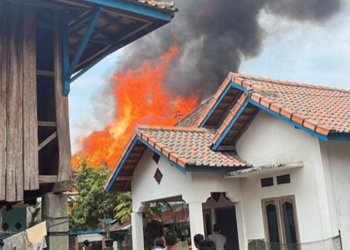 Satu Rumah di Desa Gunung Kembang Ludes Terbakar